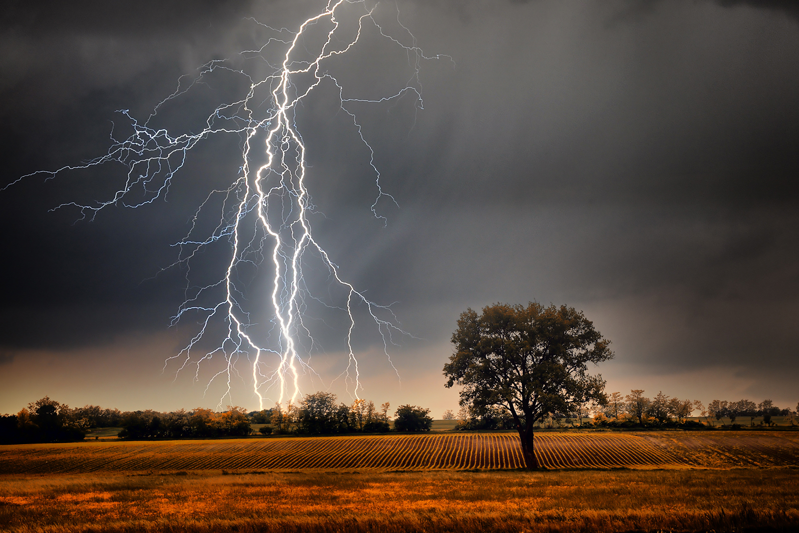 thundering-and-lightning-ola-varasthi