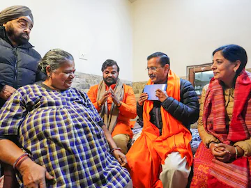 AAP national convener Arvind Kejriwal launches the 'Pujari Granthi Samman Yojana' during a visit to the Marghat Wale Baba temple, in New Delhi on December 31. (Image: PTI)