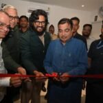 Nitin Gadkari और Riteish Deshmukh नागपुर में ‘एकल हब’ परियोजना के उद्घाटन के दौरान फीता काटते हुए।