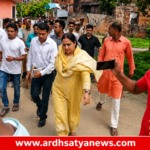 बलिया के सहपुरवा गांव में करंट हादसे के बाद विधायक केतकी सिंह घटनास्थल का निरीक्षण करती हुईं