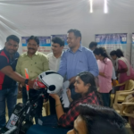 नागपुर में मोबिस इंडिया फाउंडेशन द्वारा दिव्यांगजनों को स्मार्ट व्हीलचेयर वितरित करते हुए।