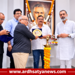 नागपुर में पत्रकारों और उनके परिवारों के लिए आयोजित स्वास्थ्य शिविर में स्वास्थ्य जांच करते डॉक्टर